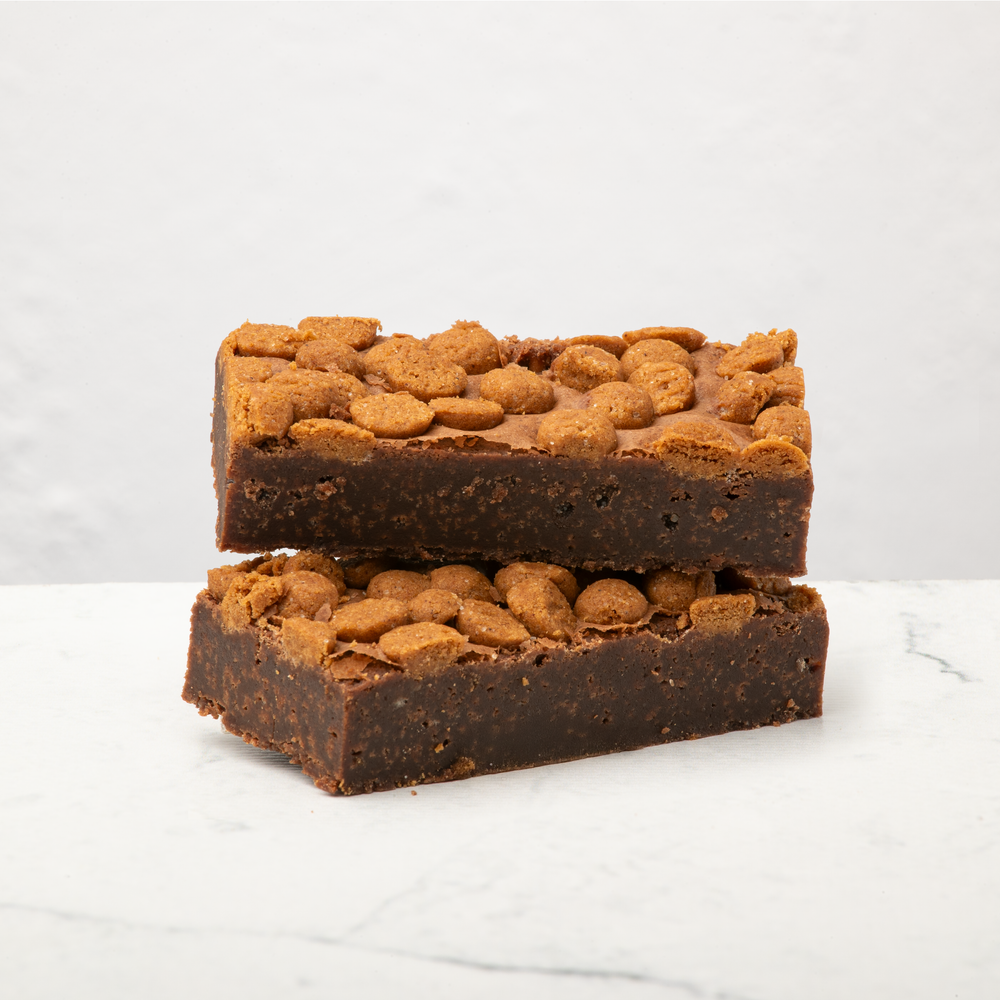 Twee cinnamon spice brownies op elkaar gestapeld. De achtergrond is wit. 