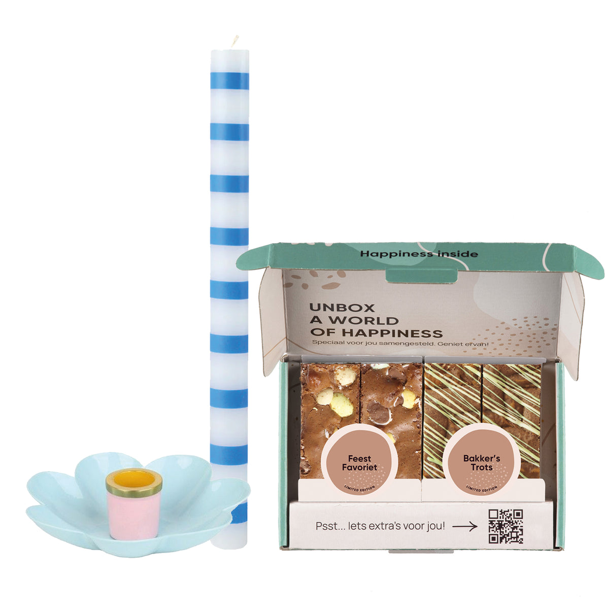 blauwe  bloem kaarshouder, blauw gestreepte kaars, paasbox op witte achtergrond