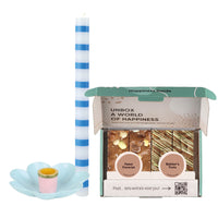 blauwe  bloem kaarshouder, blauw gestreepte kaars, paasbox op witte achtergrond