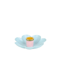 blauwe bloemen kaarshouder op witte achtergrond