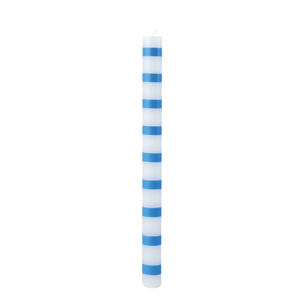 blauw met wit gestreepte kaars op witte achtergrond