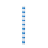 blauw met wit gestreepte kaars op witte achtergrond