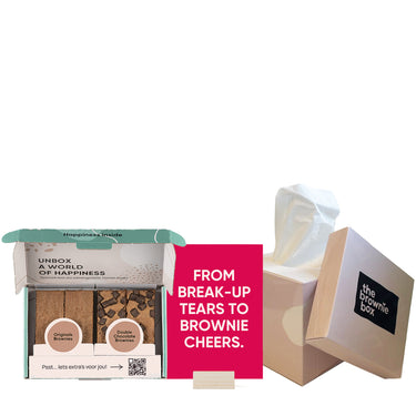 4 brownies, kaartje breakup en tissues op witte achtergrond
