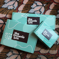 Verschillende brownie boxen op een deurmat
