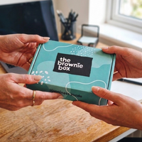 twee handen die brownie box vasthouden