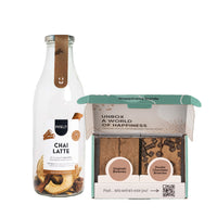 Fles Chai latte met een doosje met brownies op een witte achtergrond