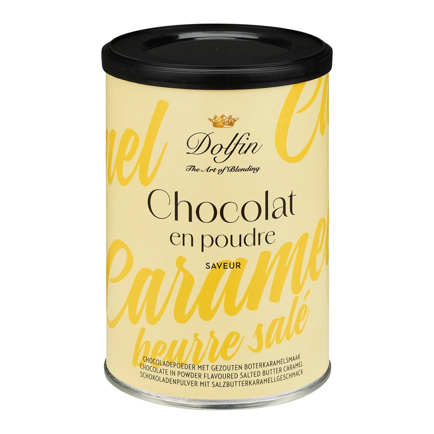 een blikje met chocolademelk poeder op een witte achtergrond