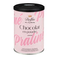 chocolademelk in een roze blikje op een witte achtergrond.