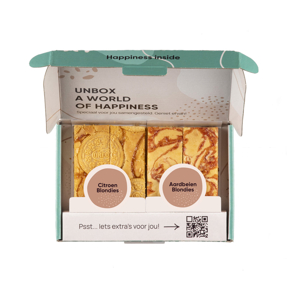 brownie box met citroen blondies en aardbeien blondies op witte achtergrond