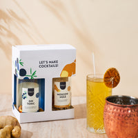 cocktail met doos op zomerse achtergrond.