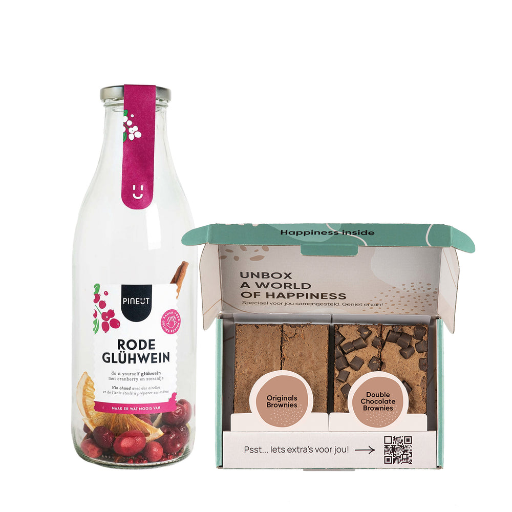 een fles met ingredienten voor gluhwein en een box met brownies op een witte achtergrond.