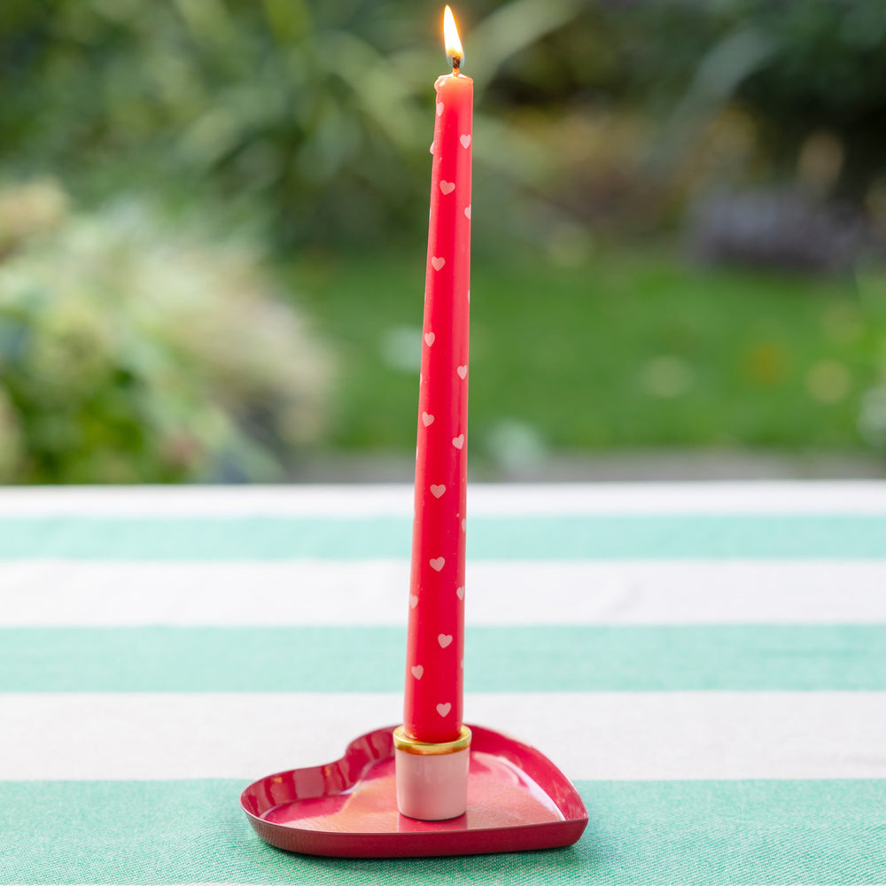 Hartjeskaarsen met hartjeskaarshouder buiten op een tafel