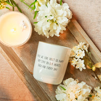 Kaars met daarop de tekst: "Those we love don't go away they stay in our hearts each and every day".