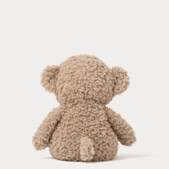 Teddybeer bruin van achter gefotografeerd