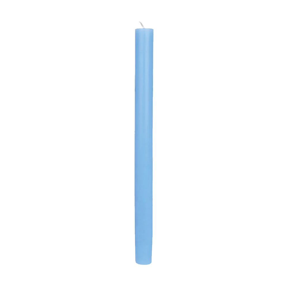 licht blauwe kaars op witte achtergrond