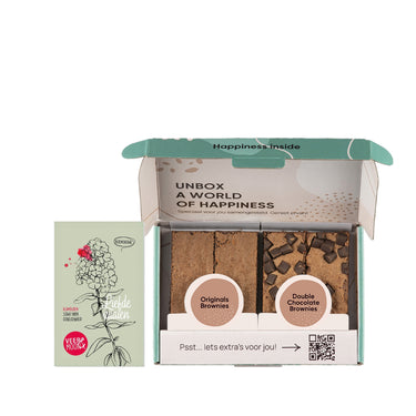 zakje bloemzaadjes met brownies op een witte achtergrond