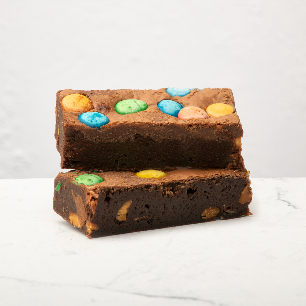 M&M Brownies op witte marble achtergrond