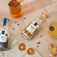 cocktails in glas en fles op zomerse achtergrond.