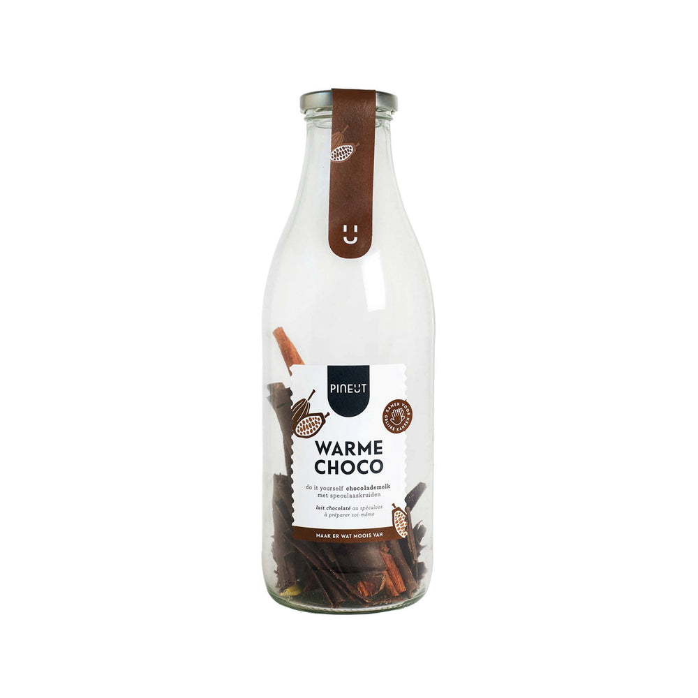 Pineut warme choco op witte achtergrond