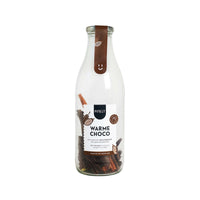 Pineut warme choco op witte achtergrond
