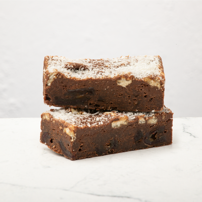 Dadel Kokos Brownies op marble achtergrond
