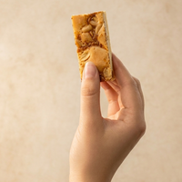 blondie in hand op lichte achtergrond