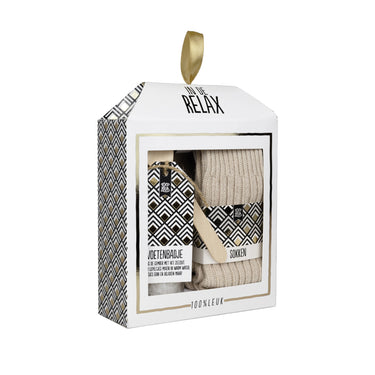 Cadeauverpakking van 100% Leuk met daarin een voetenbadje en sokken.