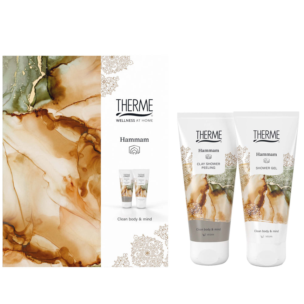 een doos van een hammam pakket met een tube clay shower peeling en shower gel op een witte achtergrond.