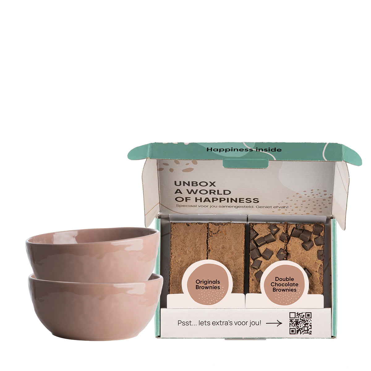 Twee schaaltjes met brownies op witte achtergrond