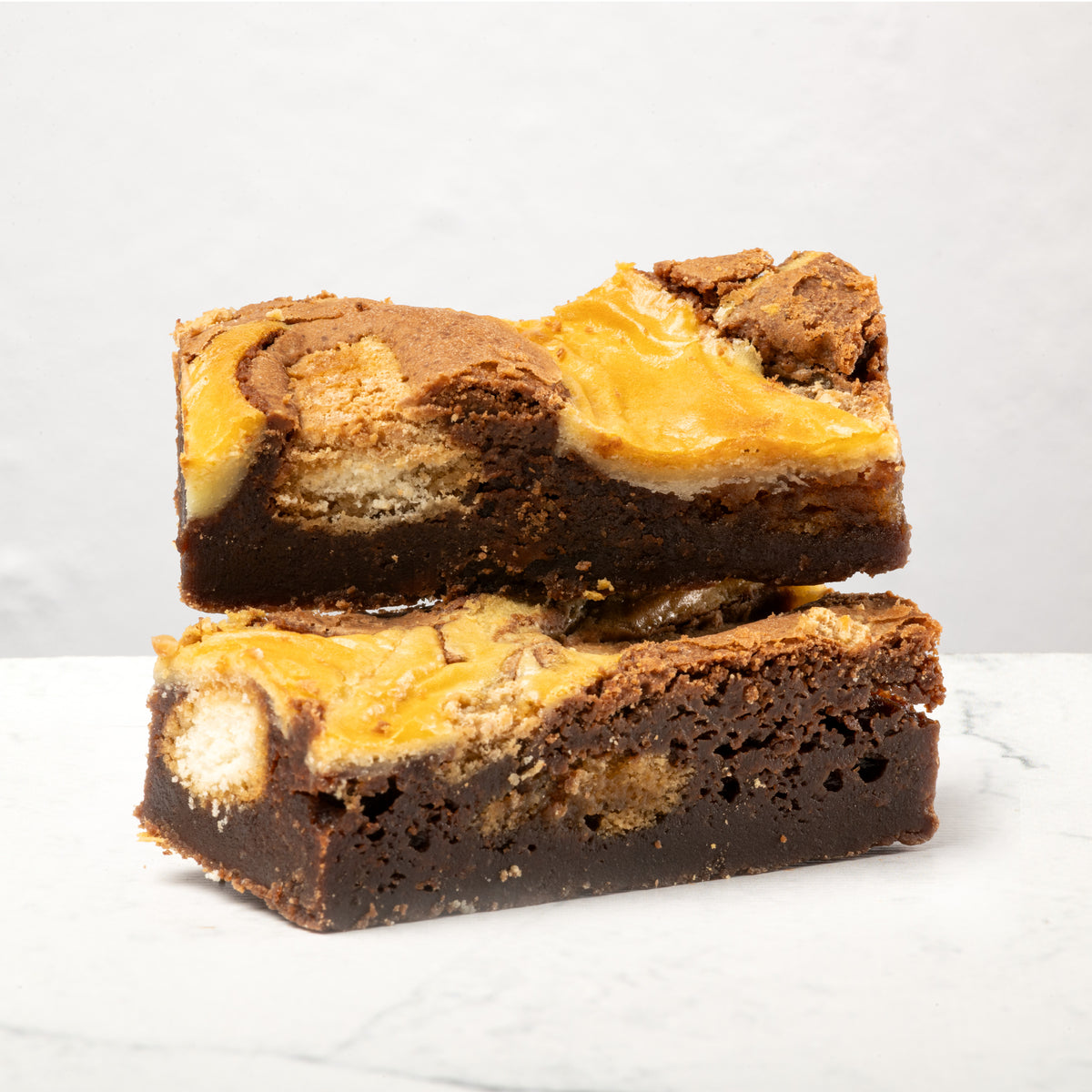 2 Tiramisu brownies gestapeld op marble achtergrond