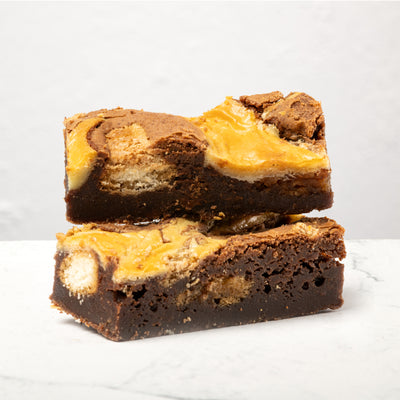 2 Tiramisu brownies gestapeld op marble achtergrond