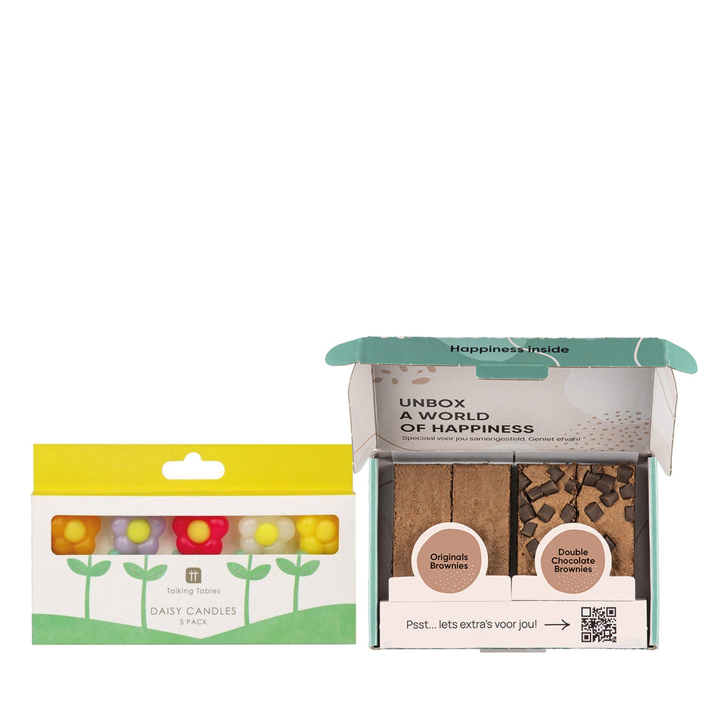 Verpakking met vijf bloemvormige kaarsjes in verschillende kleuren en een brownie box met 4 brownies in 2 verschillende smaken. 