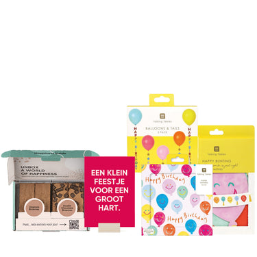 Brownie Box 4 stuks met kaartje een klein feestje voor een groot hart met happy birthday servetten ballonnen en slinger op witte achtergrond