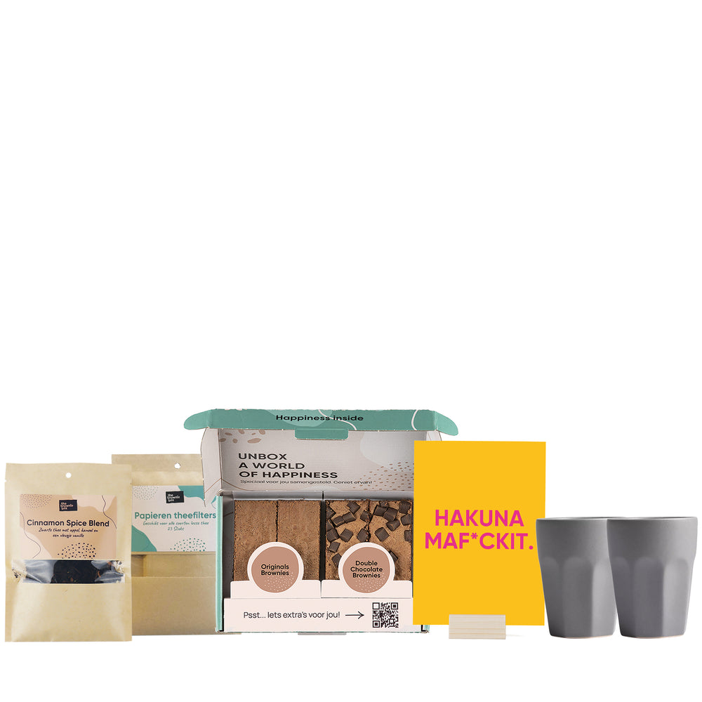 Thee, theefilters, brownie box 4 stuks, hakuna mf*kit in houder met gusta mokken op witte achtergrond