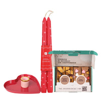 Rode kaarshouder met Valentijnskaarsen en Valentijnsbrownies