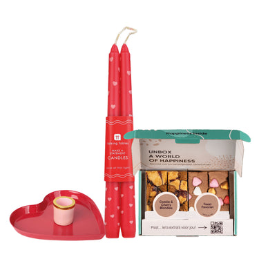 Rode kaarshouder met Valentijnskaarsen en Valentijnsbrownies