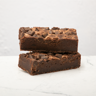 Vegan Double Chocolates Brownies op marble achtergrond