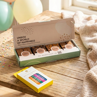feestelijke tafel met brownies en kaarsjes