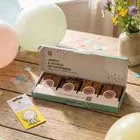 Brownie Box met birthday badge op feestelijke tafel 