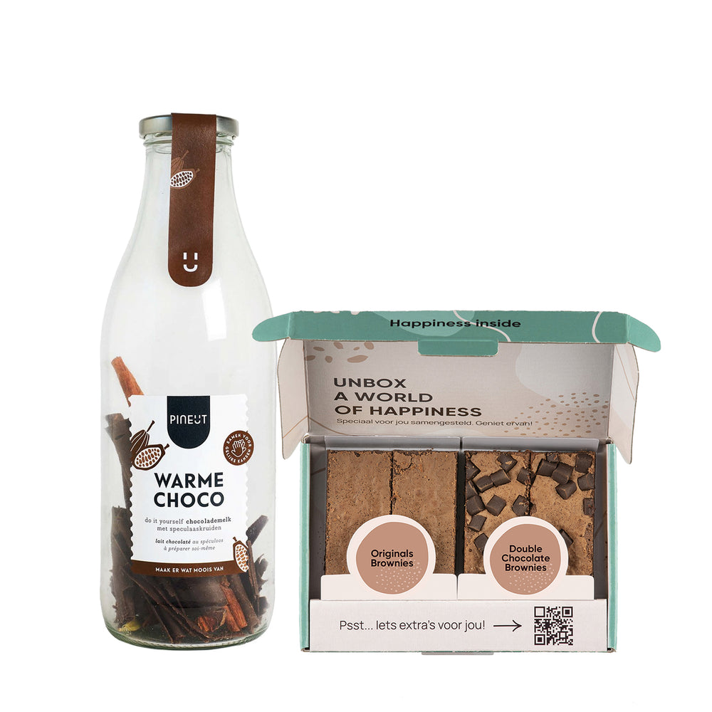 Fles warme choco met een doosje brownies op een witte achtergrond