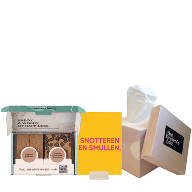brownies, snotteren en smullen kaartje in houder met tissuebox op witte achtergrond