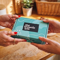 brownie box doosje in twee handen