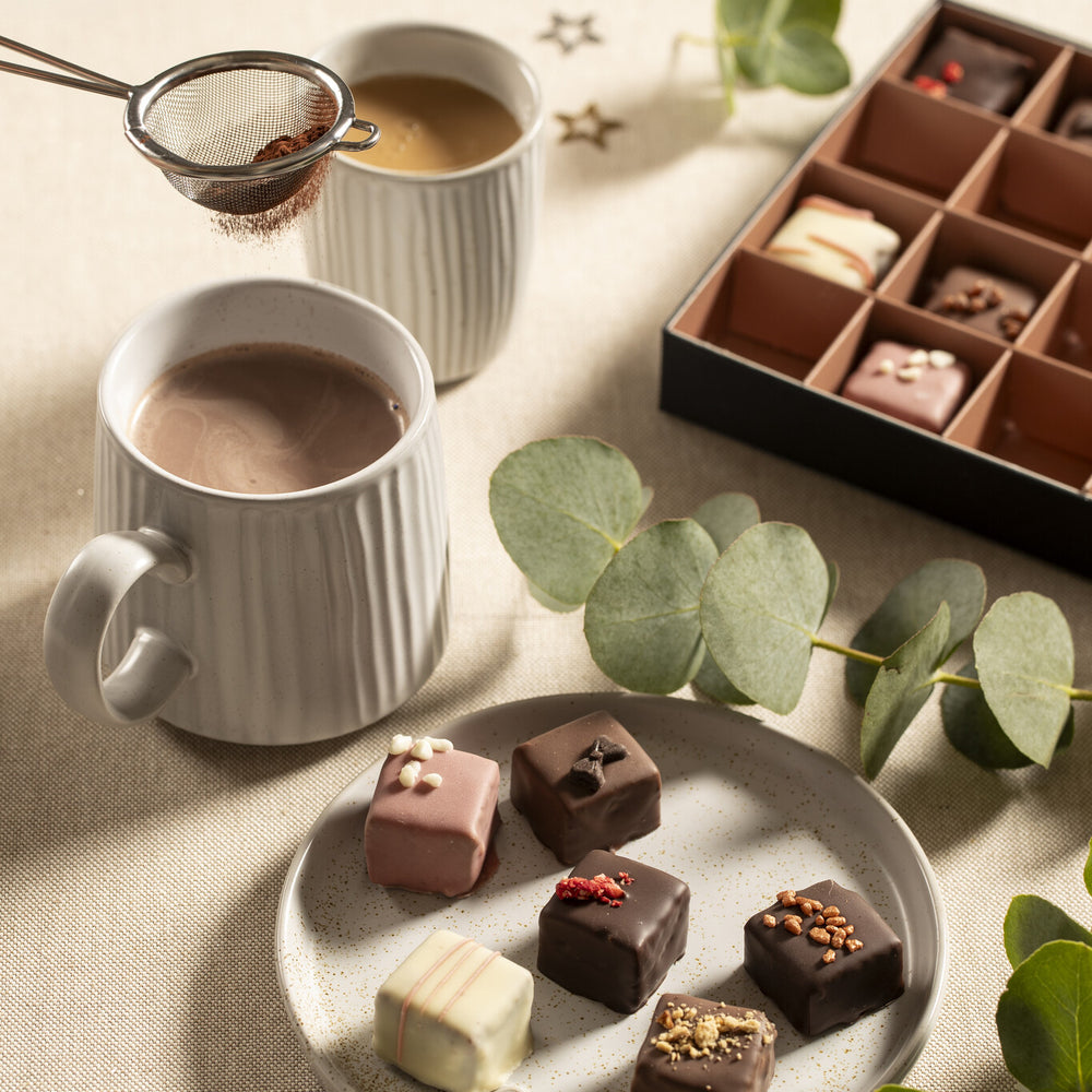 brownie bites op kerstige achtergrond met chocomel