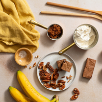 brownie ingredienten op beige achtergrond met handdoek en spatels