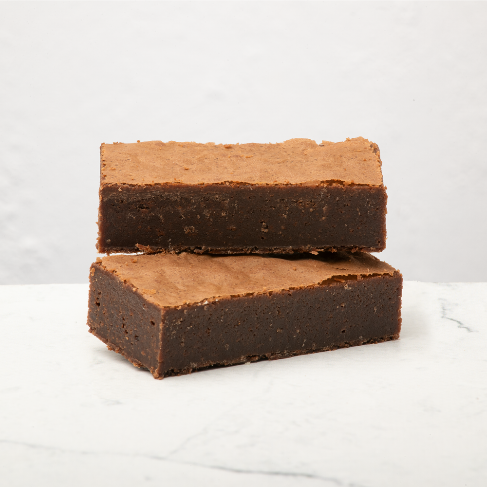 Twee originals Brownies op elkaar gestapeld. 