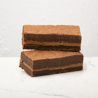 Twee karamel zeezout brownies op elkaar gestapeld. 