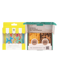 Doosje brownies met 2 aarbeien blondies en 2 double chocolates brownies. Daarbij een doosje met diverse soorten kaarsjes voor op de brownies