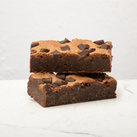 Twee Double chocolates brownies op elkaar gestapeld. De achtergrond is wit 