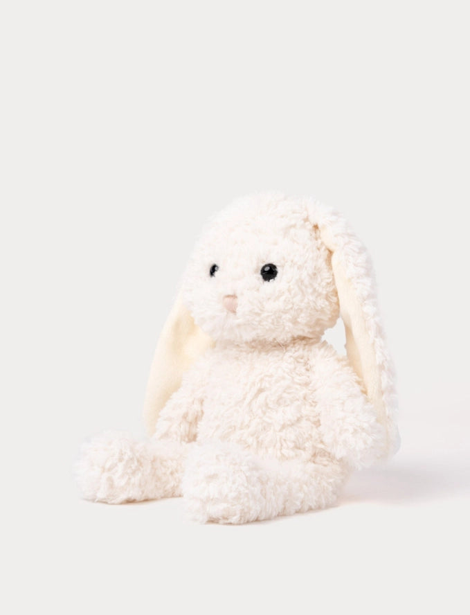 Knuffelkonijn van de zijkant gefotografeerd