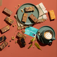 brownies op terra achtergrond met koffie erbij